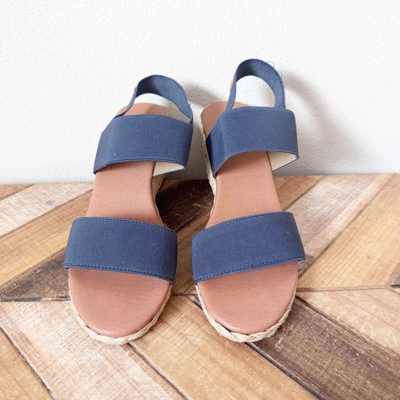 Tommy Bahama André Assous Allison Wedges - Picture 5 of 10